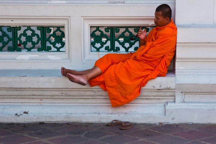 Монах курит