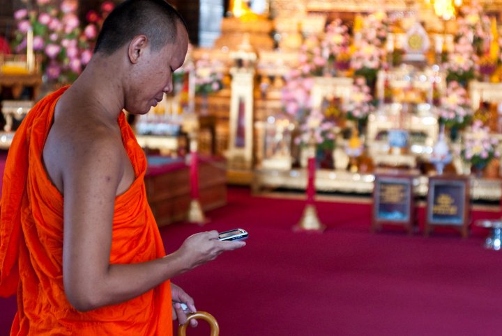 Монах болтает по мобильному