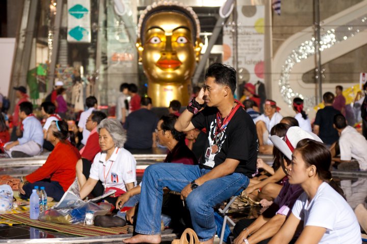 Протестующие и будда