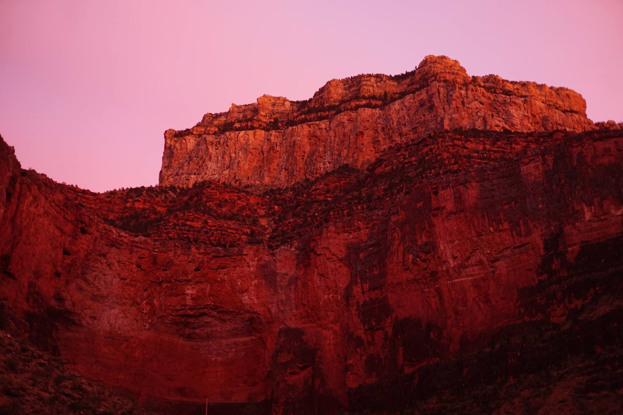Освящённая закатом стена каньона